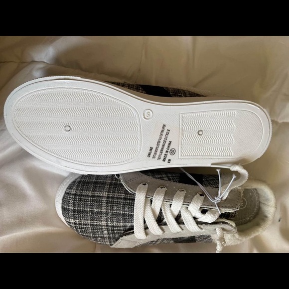 Women's Size 9 Slip on sneaker - White fur trim and plaid design.
**NEW** - Picture 5 of 7